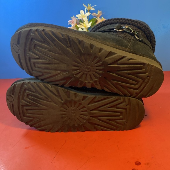 Ugg boots SZ 8 - Picture 5 of 7